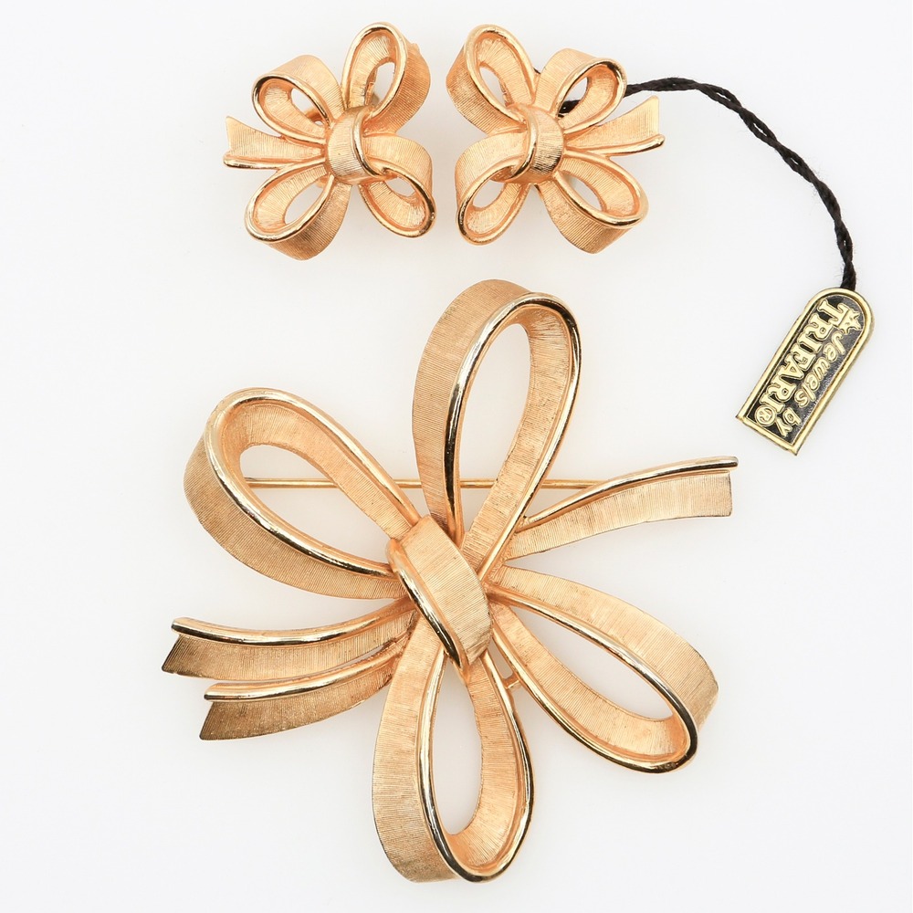 Vintage Crown Trifari Gold Tone Bow Brooch Clip Earrings Set Original Tag 1960s